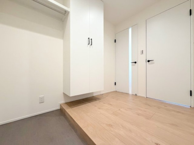 【玄関】 | 恒陽マンション | ◆明るい玄関です！散らかりやすい玄関もスッキリする大容量のシューズボックス付き。