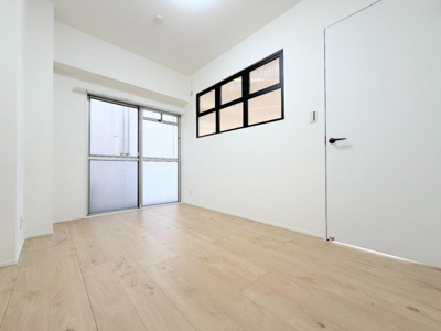 【洋室】 | 恒陽マンション | 【モデルハウス写真】◆柔らかい陽光が差し込む明るいお部屋を演出する設計。彩光の取れる窓が気持ちの良いお部屋を創り上げます。
