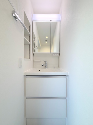 【独立洗面台】 | 恒陽マンション | ◆ご家族の1日が始まり、1日が終わりを締めくくる洗面空間。洗濯機を配置しても十分なスペースを確保した設計となっております。