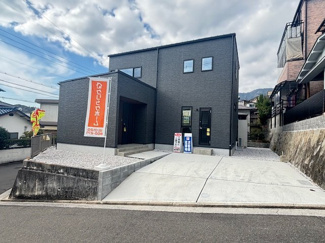 【外観】 | 廿日市市佐方３（山陽女学園前） | 角地邸宅！車は並列2台大丈夫です♪