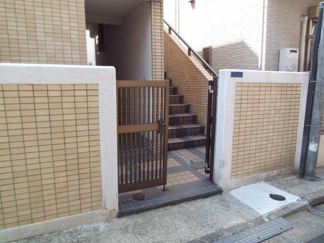 芝ハイツのエントランス|建物入口です！