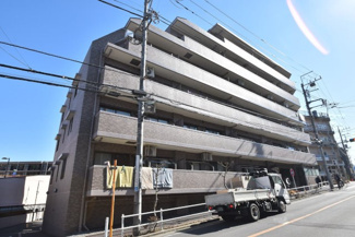 【外観】 | 手入れの行き届いた外壁やエントランスなど、「見ればわかる」レベルで清潔感を保ったマンションです。築年数を感じさせない姿で皆様をお出迎えします。～即日のご見学可能～　お問合せはお気軽にどうぞ。