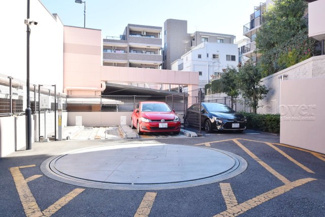 【駐車場】 | マンションの駐車場スペース。空きの有無や駐車料金、サイズ規定などについては、改めてお問い合わせください。～即日のご見学可能～　お問合せはお気軽にどうぞ。
