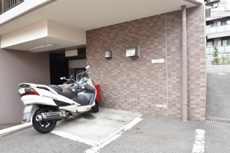 【駐車場】 | バイク置き場。空き区画の有無や駐輪料金、サイズおよび排気量規定などについては、改めてお問い合わせください。～即日のご見学可能～　お問合せはお気軽にどうぞ。