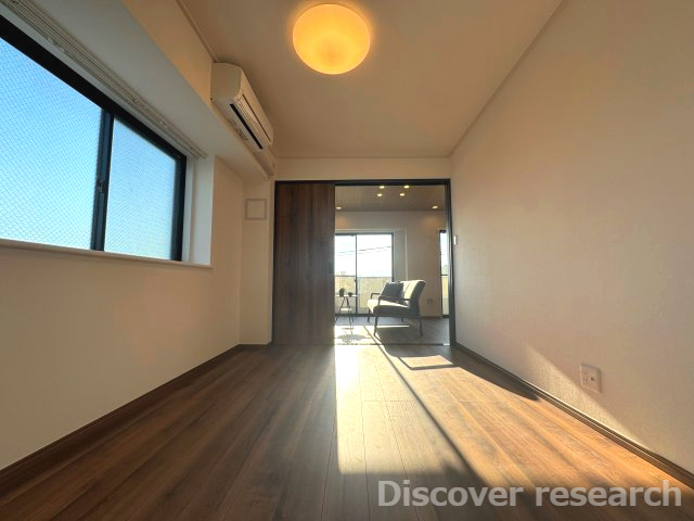 コーラル京王堀之内の洋室|【洋室（約6.0帖）】
南東向きで自然光がたくさん差し込む明るい洋室です。
扉を開けておいてリビングと一体利用することも可能です。