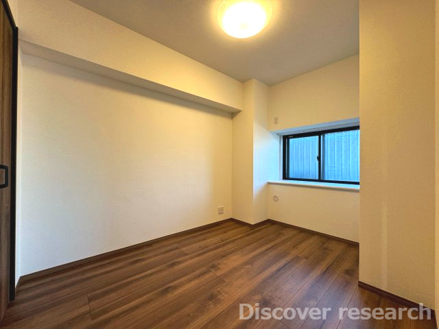 コーラル京王堀之内の洋室|【洋室（約4.5帖）】
出窓のある洋室です。