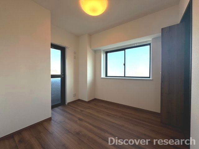 コーラル京王堀之内の洋室|【洋室（約4.6帖）】
出窓、バルコニーがある洋室です。自然光が差し込み明るいお部屋です。