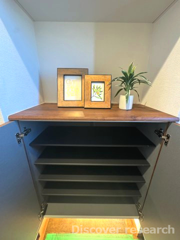 コーラル京王堀之内の玄関|【シューズボックス】
シューズボックスの上部はインテリアなどを置いておけるスペースがあり使い勝手が良さそうです。