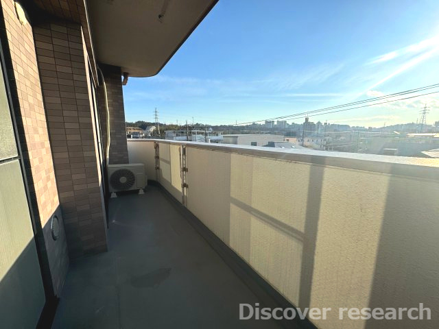 コーラル京王堀之内のバルコニー|【バルコニー（9.99㎡）】
幅の広いバルコニーで洗濯物が干しやすそうです。