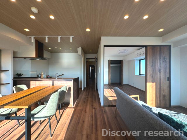 コーラル京王堀之内の居間・リビング|【LDK（約14.3帖）】
南西向き角住戸につき２面採光のリビングです。
洋室の扉を開けておくことで開放的な空間になります。