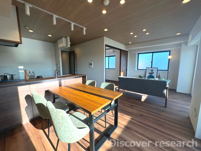 コーラル京王堀之内の居間・リビング|【LDK（約14.3帖）】