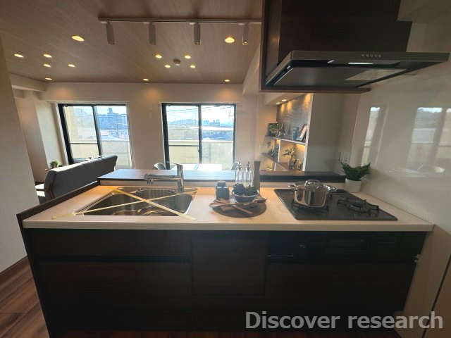 コーラル京王堀之内のキッチン|【キッチン】
３口ガスコンロ、食洗機、魚焼きグリル、カウンターが設けられており家事がはかどりそうです♪