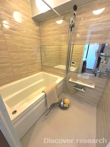 コーラル京王堀之内の浴室|【浴室】
ワイドミラー、スライド式シャワーが設けられた浴室で使用しやすそうです！
浴室換気乾燥機付きです。