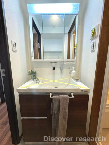 コーラル京王堀之内の独立洗面台|【三面鏡付洗面化粧台】
明るい照明に三面鏡付きの洗面化粧台で身支度がしやすそうです。
鏡裏や下部に収納スペースがあり、綺麗に保っておくことができそうです。