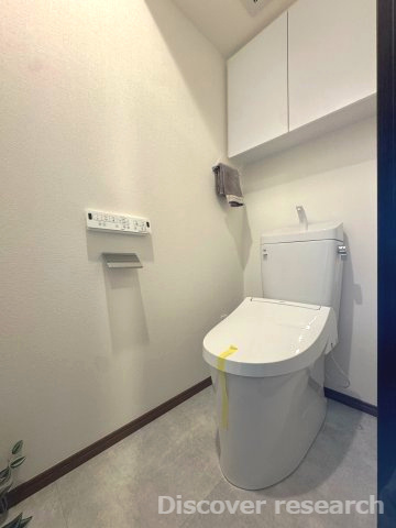 コーラル京王堀之内のトイレ|【トイレ】
白を基調としていて落ち着きのあるトイレです。
上部には収納棚がありペーパーなどしまっておくことが可能です。