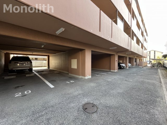 グランドール岸和田の駐車場