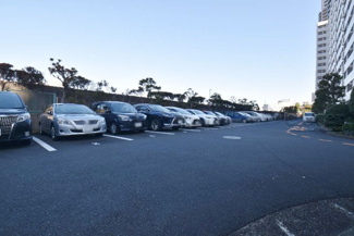 【駐車場】 | マンションの駐車場スペース。空きの有無や駐車料金、サイズ規定などについては、改めてお問い合わせください。～即日のご見学可能～　お問合せはお気軽にどうぞ。