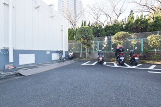 【駐車場】 | バイク置き場。空き区画の有無や駐輪料金、サイズおよび排気量規定などについては、改めてお問い合わせください。～即日のご見学可能～　お問合せはお気軽にどうぞ。