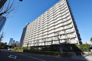 【外観】 | 手入れの行き届いた外壁やエントランスなど、「見ればわかる」レベルで清潔感を保ったマンションです。築年数を感じさせない姿で皆様をお出迎えします。～即日のご見学可能～　お問合せはお気軽にどうぞ。
