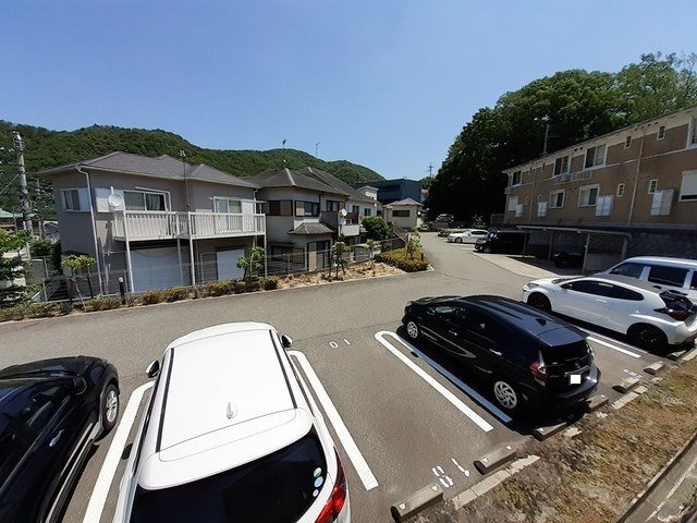 レーベン　スクエア　Ⅱ号館の駐車場|駐車場があるので、車を買う予定の方も安心です