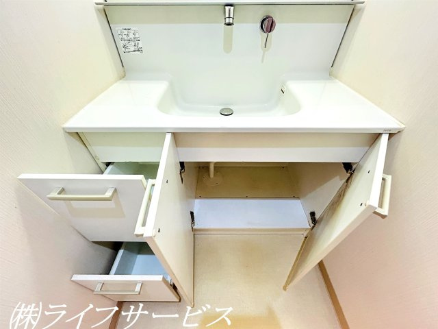 【洗面所】 | ファミールハイツ北大阪５号棟 | シャワー付洗面化粧台／収納スペース