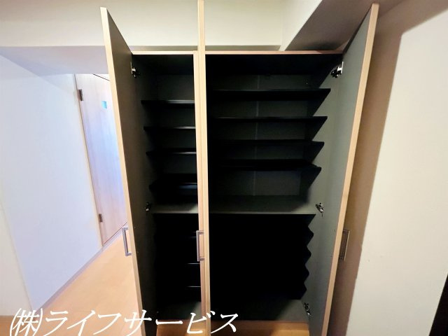 【玄関】 | ファミールハイツ北大阪５号棟 | 玄関／広々とした玄関には天井高のシューズボックス有！