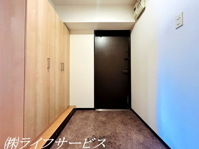 【玄関】 | ファミールハイツ北大阪５号棟 | 玄関／広々とした玄関には天井高のシューズボックス有！