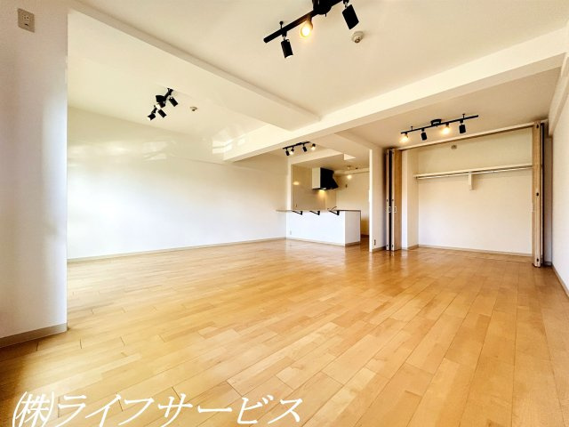 【居間・リビング】 | ファミールハイツ北大阪５号棟 | リビングルーム広々約２６帖／陽当り良好リビングルームは家族みんなでゆったりと過ごせるよゆうがございます！室内たいへん丁寧にお使いです！