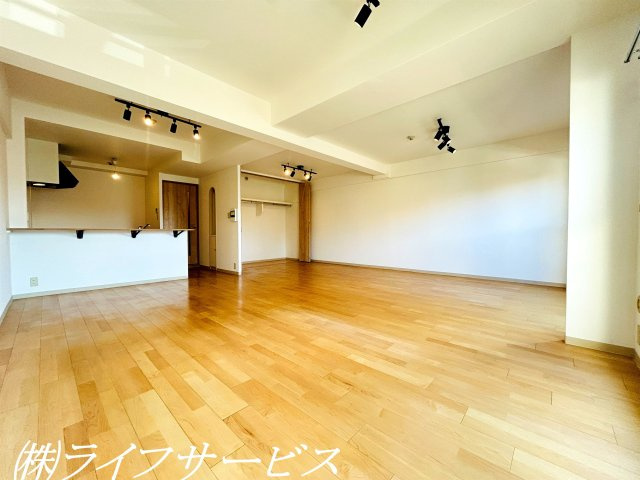 【居間・リビング】 | ファミールハイツ北大阪５号棟 | リビングルーム広々約２６帖／陽当り良好リビングルームは家族みんなでゆったりと過ごせるよゆうがございます！室内たいへん丁寧にお使いです！