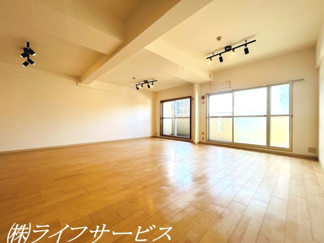 【居間・リビング】 | ファミールハイツ北大阪５号棟 | リビングルーム広々約２６帖／陽当り良好リビングルームは家族みんなでゆったりと過ごせるよゆうがございます！室内たいへん丁寧にお使いです！