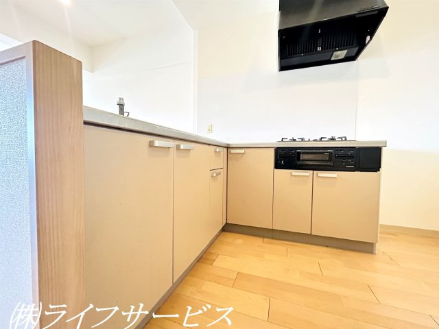 【キッチン】 | ファミールハイツ北大阪５号棟 | Ｌ字型のカウンター付システムキッチン