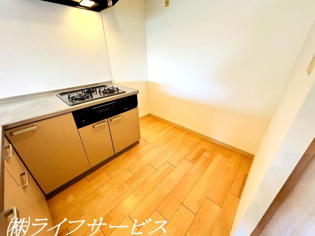 【キッチン】 | ファミールハイツ北大阪５号棟 | キッチン横には冷蔵庫を置くスペースが確保されています！