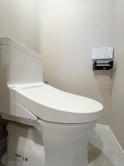 【トイレ】 | 方南町サーラ442 | 温水洗浄便座つき　トイレはもともと個人の領域である自宅の中でも、最もプライベートな空間です。だからこそ、ほしい「落ち着き」がここにあります。～即日のご見学可能～　お問合せはお気軽にどうぞ。