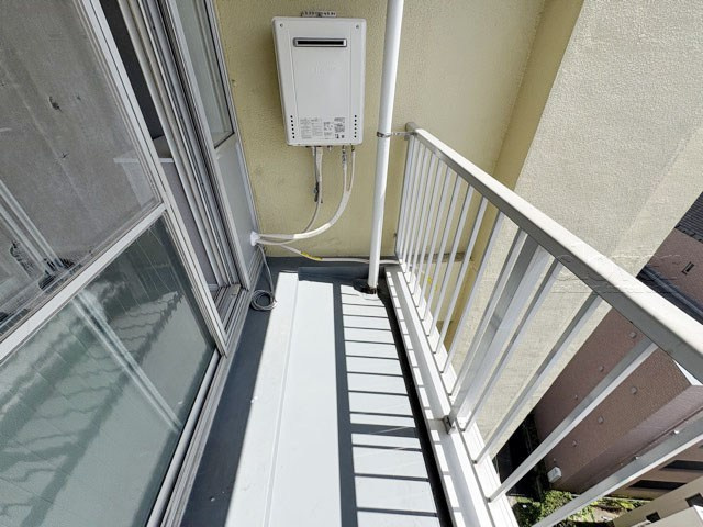 【バルコニー】 | 方南町サーラ442 | バルコニーの様子。ここからの眺めが、日々のストレスを発散してくれることでしょう。ちなみにバルコニーは専有部分ではなく「共用部分」の扱いです。～即日のご見学可能～　お問合せはお気軽にどうぞ。
