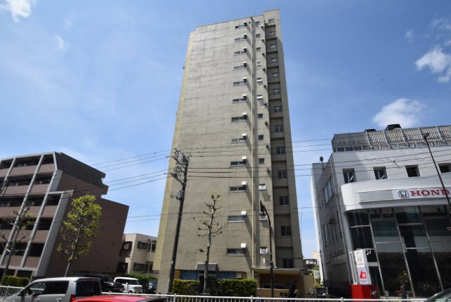 【外観】 | 方南町サーラ442 | 青空によく映える建物です。手入れの行き届いた外壁やマンション正面エントランスなど、綺麗な姿をぜひ一度、現地にてご覧ください。～即日のご見学可能～　お問合せはお気軽にどうぞ。