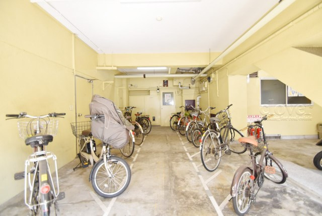 【駐輪場】 | 方南町サーラ442 | 自転車置き場。マンションの共用部にあたります。空きの有無や駐輪料金、各戸の台数制限などについては、改めてお問い合わせください。～即日のご見学可能～　お問合せはお気軽にどうぞ。