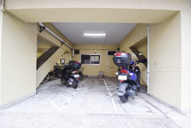 【駐車場】 | 方南町サーラ442 | バイク置き場。空き区画の有無や駐輪料金、サイズおよび排気量規定などについては、改めてお問い合わせください。～即日のご見学可能～　お問合せはお気軽にどうぞ。