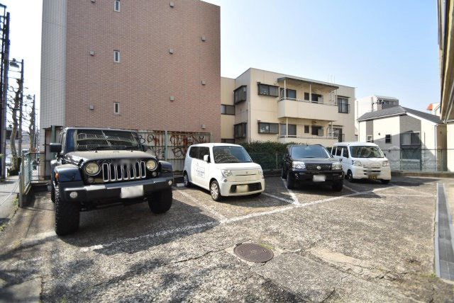 【駐車場】 | 方南町サーラ442 | マンションの駐車場スペース。空きの有無や駐車料金、サイズ規定などについては、改めてお問い合わせください。～即日のご見学可能～