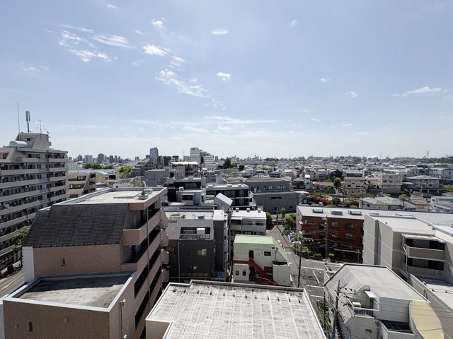 【展望】 | 方南町サーラ442 | 眼前に広がる空の雄大さと、このお部屋の自慢の一つである「眺望」をご覧ください。毎日、この景色を独り占めできる新生活に夢が広がります。～即日のご見学可能～　お問合せはお気軽にどうぞ。