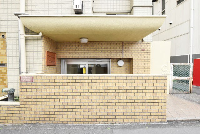 【エントランス】 | 方南町サーラ442 | お客様を、そして住人を出迎えてくれるマンションのエントランス。ゴミが落ちていないことからも、管理状態の良さや住民の節度の高さが見て取れます。～即日のご見学可能～　お問合せはお気軽にどうぞ。