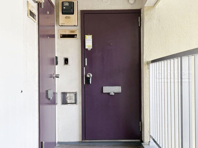 【その他共用部分】 | 方南町サーラ442 | 皆様をお迎えする、お部屋の玄関ドア。開けやすさや開放角度、ドアノブの操作しやすさや鍵の形状などを、現地で一度ご確認ください。～即日のご見学可能～　お問合せはお気軽にどうぞ。
