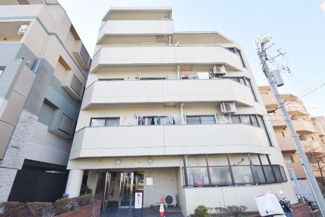 【外観】 | 青空によく映える建物です。手入れの行き届いた外壁やマンション正面エントランスなど、綺麗な姿をぜひ一度、現地にてご覧ください。～即日のご見学可能～　お問合せはお気軽にどうぞ。
