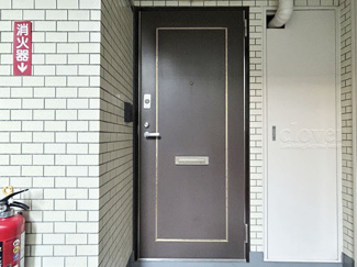【その他共用部分】 | 皆様をお迎えする、お部屋の玄関ドア。開けやすさや開放角度、ドアノブの操作しやすさや鍵の形状などを、現地で一度ご確認ください。～即日のご見学可能～　お問合せはお気軽にどうぞ。
