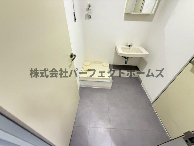 山科ハイツの洗面所|明るい洗面所です