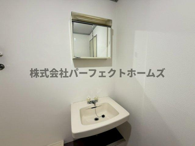 山科ハイツの独立洗面台|洗面台が付いています