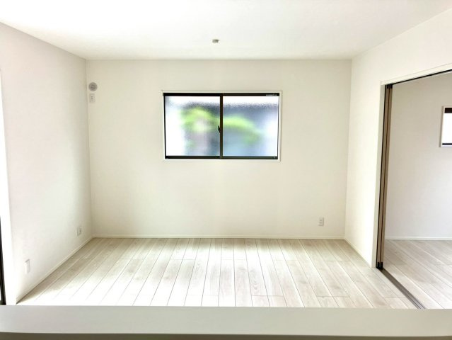 丸亀市土器町西五丁目③　新築戸建　19.2 帖のLDKの洋室|＊同じ施工会社の写真です。実際の仕様やカラーと異なることがございます。