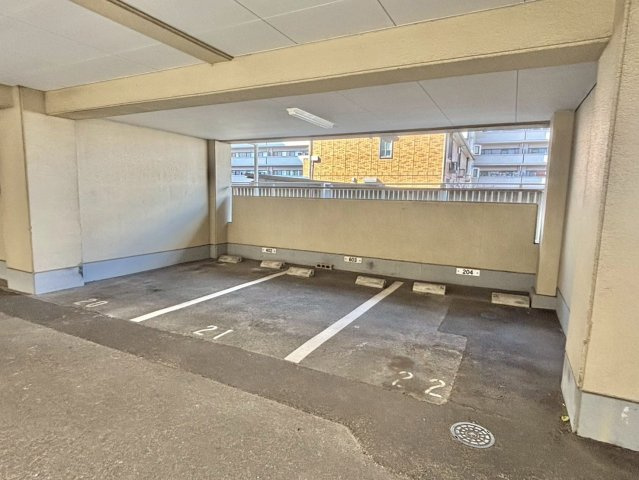 高楽ハイツの駐車場