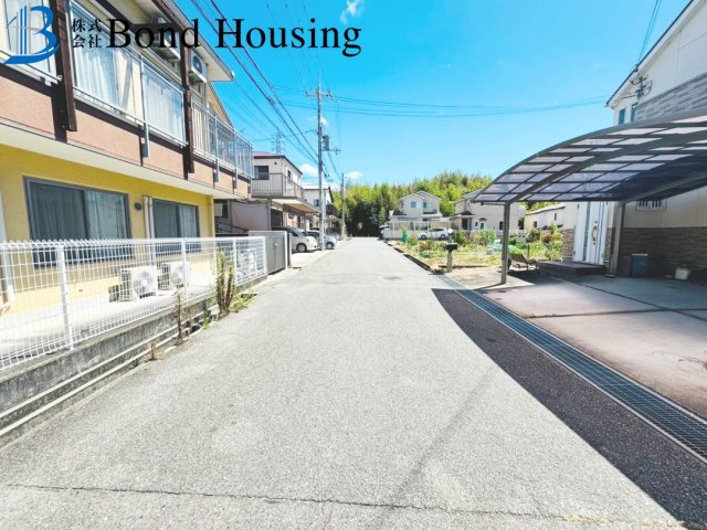 お車3台駐車可能・南東向きで陽当り良好　水谷1丁目　築20年の前面道路含む現地写真