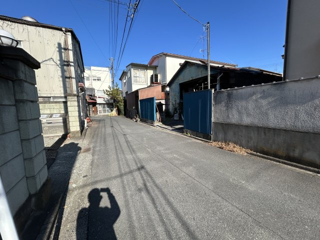 行田市行田の前面道路含む現地写真|南西道路
整形地
建築条件なし
解体更地渡し