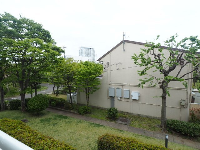 バルコニー正面に見える棟には窓が無い点も安心ですね